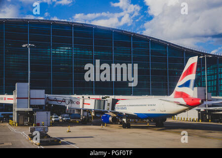 Londres, UK - Août 10th, 2018 : voir l'aéroport de Heathrow et British Airways avion à leurs stands Banque D'Images