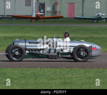 Surrey, UK. L'emblématique musée Brooklands 24 litre Napier-Railton sur l'affichage à Dunsfold 2018 ailes et roues. Credit : Malcolm Park/Alamy. Banque D'Images