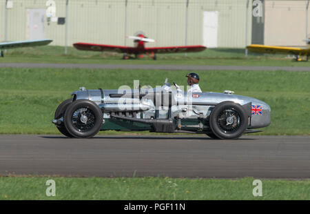 Surrey, UK. L'emblématique musée Brooklands 24 litre Napier-Railton sur l'affichage à Dunsfold 2018 ailes et roues. Credit : Malcolm Park/Alamy. Banque D'Images