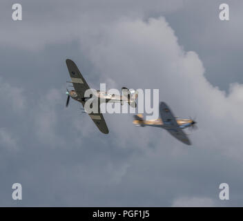 Surrey, UK. Hurricane et Spitfire de la Battle of Britain Memorial Flight passent à grande vitesse. Credit : Malcolm Park/Alamy Banque D'Images