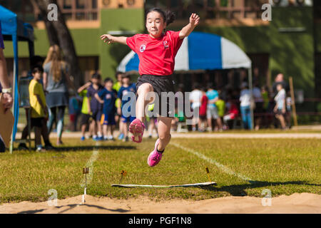 CHIANG MAI, THAÏLANDE - 29 janvier 2018 - fille de l'école jump athlète de haut jusqu'à l'école d'athlétisme saut en longueur à Chiang Mai, Thaïlande le 29 janvier Banque D'Images