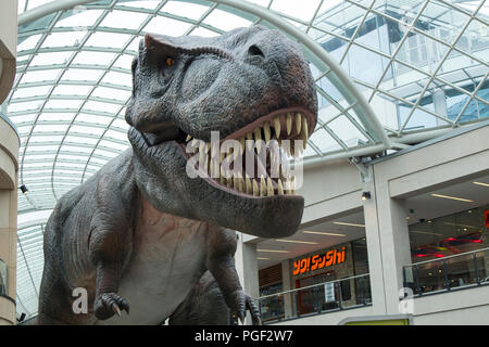 Tyrannosaurus rex sur l'affichage à la Trinity Arcade commerçante à Leeds. - Royaume-uni Banque D'Images