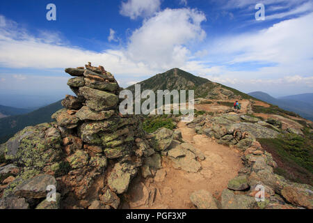 Randonnée Les randonneurs le long de la crête de la montagne de la Franconie, traverse, avec un paysage magnifique et ciel bleu en arrière-plan. Mont Lafayette, le Mont Lincoln, N H Banque D'Images