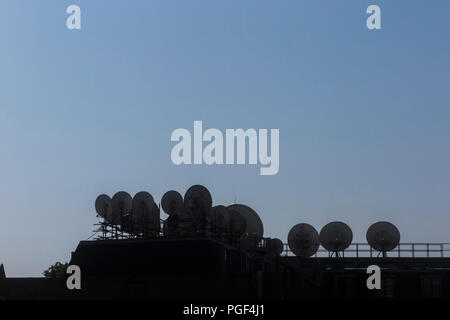 Beaucoup d'antennes paraboliques dans Londres silhouetted against a blue sky Banque D'Images