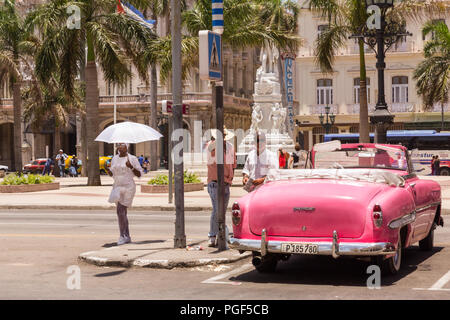 Voitures américaines classiques, années 50 vintage automobiles utilisées comme taxis, La Vieille Havane, Cuba Banque D'Images