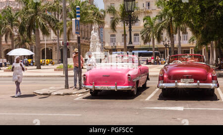 Voitures américaines classiques, années 50 vintage automobiles utilisées comme taxis, La Vieille Havane, Cuba Banque D'Images