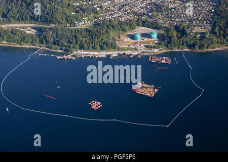 Vancouver, Colombie-Britannique, Canada - le 17 juillet 2018 : Vue aérienne de la zone industrielle de Port Moody pendant une journée ensoleillée. Banque D'Images