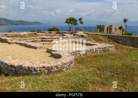 Lin, l'Albanie- 27 juin 2014 : Vestiges d'une villa romaine du 4ème siècle sur une colline dans le village de lin. Lac d'Ohrid dans l'arrière-plan. Banque D'Images