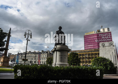 Immeuble dans le centre de Glasgow avec la phrase 'les gens font Glasgow' peint sur sa façade Banque D'Images