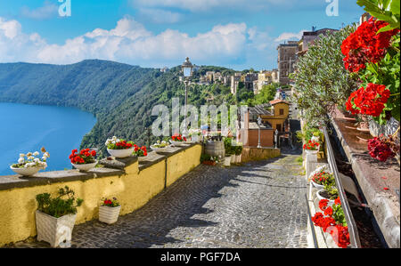 La vue panoramique, à Castel Gandolfo, avec le lac d'Albano, dans la province de Rome, Latium, Italie centrale. Banque D'Images