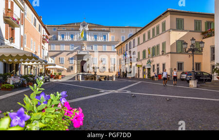 La vue panoramique, à Castel Gandolfo, ville historique de la province de Rome, Latium, Italie centrale. Banque D'Images