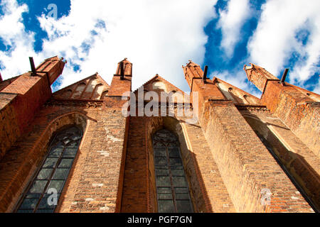 Vieille église à Chelmno - voir sur les murs et les vitraux. Banque D'Images