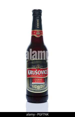 22 août 2018, Minsk, Belarus - verre bouteille de bière premium dark Krusovice isolé sur fond blanc. La Brasserie royale de Krusovice a été fondée en Banque D'Images