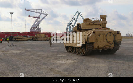 Soldats du 2e Bataillon, 5e Régiment de chasseurs de chars de combat Abrams leur étape au port de Constanta, Roumanie, le 24 août 2018, après les avoir téléchargés à partir de l'USNS Carson City. 2-5 CAV a quitté la République de Géorgie où ils ont participé à 18, un partenaire Noble multinationale dirigée par l'ensemble d'entraînement à sa quatrième version, qui a appuyé la formation de forces armées géorgiennes, les forces américaines à l'échelle régionale alignés, l'armée américaine et de la Garde nationale aérienne de l'état de Géorgie, et 11 autres pays participants. (U.S. Photo de l'armée par le Sgt. Kris Bonet) Banque D'Images