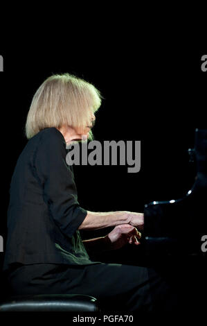 Le Charlie Haden Liberation Music Orchestra avec Carla Bley en concert au festival Jazz Middelheim à Anvers (Belgique), 15/08/2011 Banque D'Images