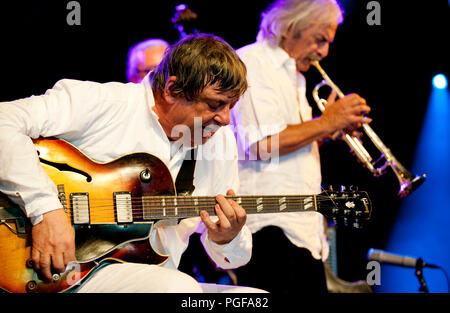 Guitariste de jazz belge Philip Catherine jouant le concert hommage humeur Chet avec Enrico Rava, Aldo Romano & Riccardo Del Fra au Jazz Middelheim Banque D'Images