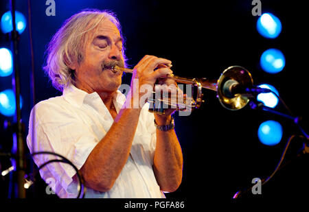 Guitariste de jazz belge Philip Catherine jouant le concert hommage humeur Chet avec Enrico Rava, Aldo Romano & Riccardo Del Fra au Jazz Middelheim Banque D'Images