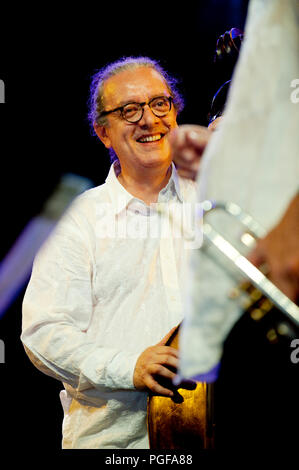 Guitariste de jazz belge Philip Catherine jouant le concert hommage humeur Chet avec Enrico Rava, Aldo Romano & Riccardo Del Fra au Jazz Middelheim Banque D'Images