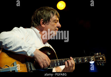 Guitariste de jazz belge Philip Catherine jouant le concert hommage humeur Chet avec Enrico Rava, Aldo Romano & Riccardo Del Fra au Jazz Middelheim Banque D'Images