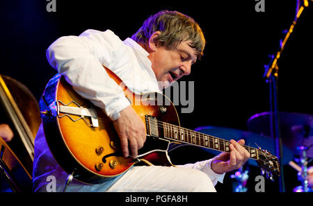 Guitariste de jazz belge Philip Catherine jouant le concert hommage humeur Chet avec Enrico Rava, Aldo Romano & Riccardo Del Fra au Jazz Middelheim Banque D'Images