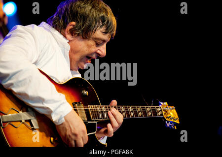 Guitariste de jazz belge Philip Catherine jouant le concert hommage humeur Chet avec Enrico Rava, Aldo Romano & Riccardo Del Fra au Jazz Middelheim Banque D'Images