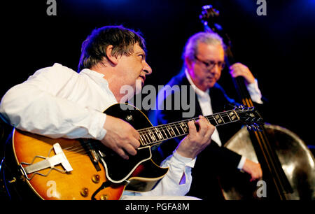 Guitariste de jazz belge Philip Catherine jouant le concert hommage humeur Chet avec Enrico Rava, Aldo Romano & Riccardo Del Fra au Jazz Middelheim Banque D'Images
