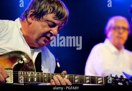 Guitariste de jazz belge Philip Catherine jouant le concert hommage humeur Chet avec Enrico Rava, Aldo Romano & Riccardo Del Fra au Jazz Middelheim Banque D'Images