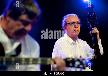 Guitariste de jazz belge Philip Catherine jouant le concert hommage humeur Chet avec Enrico Rava, Aldo Romano & Riccardo Del Fra au Jazz Middelheim Banque D'Images