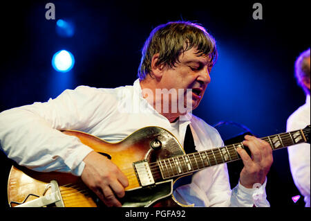 Guitariste de jazz belge Philip Catherine jouant le concert hommage humeur Chet avec Enrico Rava, Aldo Romano & Riccardo Del Fra au Jazz Middelheim Banque D'Images