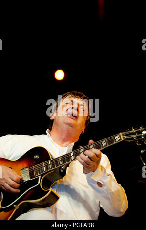 Guitariste de jazz belge Philip Catherine jouant le concert hommage humeur Chet avec Enrico Rava, Aldo Romano & Riccardo Del Fra au Jazz Middelheim Banque D'Images