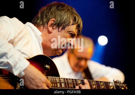 Guitariste de jazz belge Philip Catherine jouant le concert hommage humeur Chet avec Enrico Rava, Aldo Romano & Riccardo Del Fra au Jazz Middelheim Banque D'Images