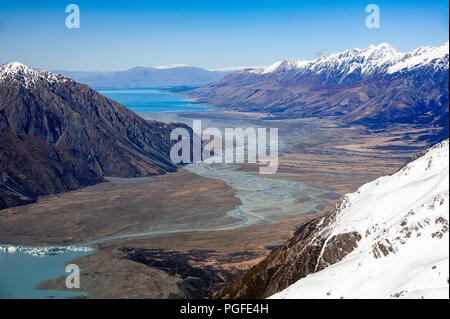 Vue aérienne du fleuve Tasman embouchure dans le Parc National du Mont Cook, Nouvelle-Zélande. Les eaux glaciaires Turquoise motif tressé formulaire Banque D'Images