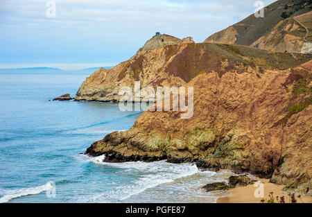 Sur la côte pittoresque le long de la Route 1, Autoroute de la côte Pacifique de la Californie. Belle lumière tôt le matin, sur les falaises de couleur à l'aide d'eau de mer et de ciel Banque D'Images