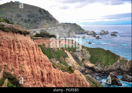 Vue aérienne de Bixby Creek Bridge, Cabrillo Highway 1, California, USA. Paysage côtier, l'océan Pacifique, collines vertes et gris ciel nuages