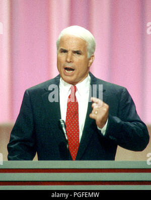 Le sénateur américain John McCain (républicain de l'Arizona), lors de la Convention nationale républicaine de 1988 au Superdome à La Nouvelle-Orléans, Louisiane le lundi 15 août, 1988. McCain est le candidat républicain présomptif 2008 à la présidence des États-Unis..Credit : Arnie Sachs / CNP /MediaPunch Banque D'Images