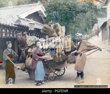 [ Ch. 1890 Japon - Panier & Broom Vendeur ] - un panier et broom colporteur portant un manteau court, des chaussettes et des sandales de paille (waraji) en face de la maison de thé près de Nunobiki Suyehiro Falls à Kobe, Hyogo, Japon. Parmi les marchandises du vendeur sont de petits ustensiles faits de bambou. Les agriculteurs ont des paniers simples au cours de la saison morte, mais la plupart ont été faites par des artisans professionnels. Alors que certains magasins appartenant, beaucoup voyagé autour pour vendre leurs marchandises. 19e siècle vintage albumen photo. Banque D'Images