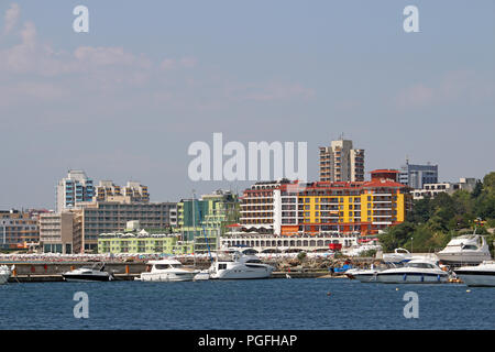 Port avec bateaux et bâtiments de l'hôtel cityscape Nessebar Bulgarie Banque D'Images