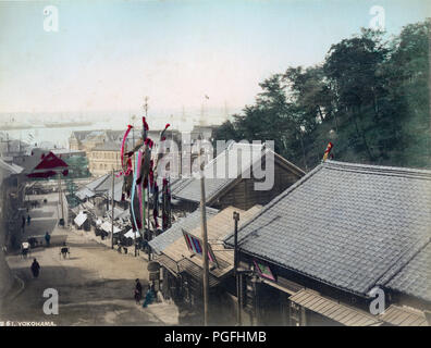 [ Ch. 1890 Japon - Yokohama ] - La colonisation étrangère Kannai vus de Yamate. Yatosaka Derrière la carpe koinobori des bannières, le consulat français peut être vu. 19e siècle vintage albumen photo. Banque D'Images