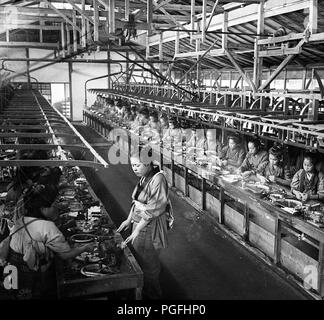 [ Ch. Japon - 1900 ] - usine de Soie cocons et bouillante reeling silk dans une usine de soie, Maebashi dans la préfecture de Gunma. 20e siècle vintage lame de verre. Banque D'Images