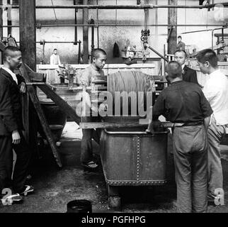 [ Ch. Années 1900 Japon - usine de Soie ] - salle de séchage au Kiryu Orimono KK (Kiryu Textile Company Ltd.), une usine de soie japonais Kiryu, dans la préfecture de Gunma. L'entreprise a été lancée à la Nihon Orimono KK (Japon Textile Company, Ltd.) en 1887 (Meiji 20). Au moment où elle a été la plus grande et la plus moderne usine de soie où l'ensemble du processus de production a été fait par les machines. 20e siècle vintage lame de verre. Banque D'Images