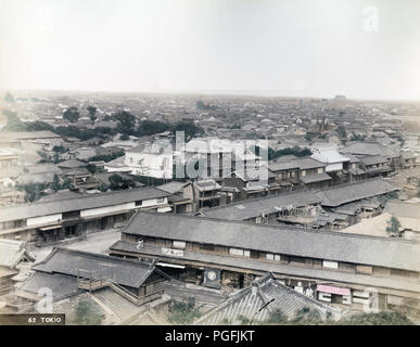 [ Ch. 1890 Japon - Vue panoramique sur Tokyo ] - une vue spectaculaire sur la ville de Tokyo d'ATAGO-yama, une colline à environ 26 mètres au-dessus du niveau de la mer. Commerces et logements ont pris la place des grandes résidences du daimyo. Tout au fond, le toit de Tsukiji Honganji peut être vu. Au-delà c'est la baie de Tokyo. 19e siècle vintage albumen photo. Banque D'Images