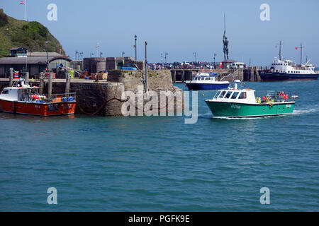 Damien Hirst, le bronze sculpture 'vérité' signifie à Ilfracombe Harbour sur le chemin côtier du sud-ouest, Devon, Angleterre, Royaume-Uni. Banque D'Images