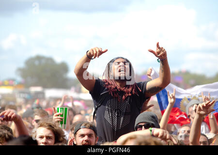 Les fans du Festival regardent Skindred jouer sur la scène principale le deuxième jour au Reading Festival 25 août 2018 Banque D'Images