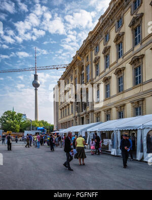 Mitte, Berlin, 25 août 2018. Le Berliner Schloss, Berlin Palace, a été ouvert pour une première consultation publique cette semaine. Les foules affluent sur le site de construction pour visualiser la progression.. La reconstruction qui a débuté en 2013 devrait être achevée en 2019. L'édifice, à la fin, sera un lieu culturel abritant un musée, un théâtre, un auditorium et de deux restaurants. Credit : Eden Breitz/Alamy Live News Banque D'Images