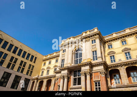 Mitte, Berlin, 25 août 2018. Le Berliner Schloss, Berlin Palace, a été ouvert pour une première consultation publique cette semaine. Les foules affluent sur le site de construction pour visualiser la progression.. La reconstruction qui a débuté en 2013 devrait être achevée en 2019. L'édifice, à la fin, sera un lieu culturel abritant un musée, un théâtre, un auditorium et de deux restaurants. Credit : Eden Breitz/Alamy Live News Banque D'Images