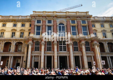 Mitte, Berlin, 25 août 2018. Le Berliner Schloss, Berlin Palace, a été ouvert pour une première consultation publique cette semaine. Les foules affluent sur le site de construction pour visualiser la progression.. La reconstruction qui a débuté en 2013 devrait être achevée en 2019. L'édifice, à la fin, sera un lieu culturel abritant un musée, un théâtre, un auditorium et de deux restaurants. Credit : Eden Breitz/Alamy Live News Banque D'Images