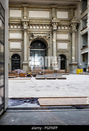 Mitte, Berlin, 25 août 2018. Le Berliner Schloss, Berlin Palace, a été ouvert pour une première consultation publique cette semaine. Les foules affluent sur le site de construction pour visualiser la progression.. La reconstruction qui a débuté en 2013 devrait être achevée en 2019. L'édifice, à la fin, sera un lieu culturel abritant un musée, un théâtre, un auditorium et de deux restaurants. Credit : Eden Breitz/Alamy Live News Banque D'Images