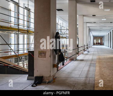 Mitte, Berlin, 25 août 2018. Le Berliner Schloss, Berlin Palace, a été ouvert pour une première consultation publique cette semaine. Les foules affluent sur le site de construction pour visualiser la progression.. La reconstruction qui a débuté en 2013 devrait être achevée en 2019. L'édifice, à la fin, sera un lieu culturel abritant un musée, un théâtre, un auditorium et de deux restaurants. Credit : Eden Breitz/Alamy Live News Banque D'Images