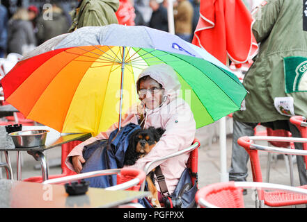 Brighton UK 26 Août 2018 - Ce chien et propriétaire de rester au sec sur le front de mer de Brighton dans le vent et la pluie le mauvais temps balaie la côte sud aujourd'hui, mais les prévisions sont pour elle d'améliorer pour août Bank Holiday Monday Crédit : Simon Dack/Alamy Live News Banque D'Images