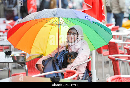 Brighton UK 26 Août 2018 - Ce chien et propriétaire de rester au sec sur le front de mer de Brighton dans le vent et la pluie le mauvais temps balaie la côte sud aujourd'hui, mais les prévisions sont pour elle d'améliorer pour août Bank Holiday Monday Crédit : Simon Dack/Alamy Live News Banque D'Images
